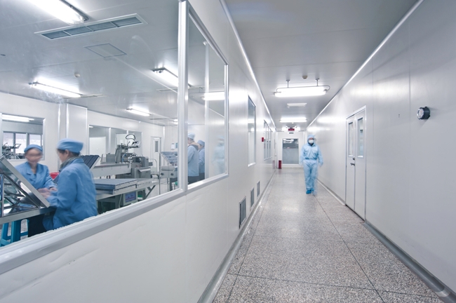 What is cleanroom? What is a clean room differentiate the types of clean rooms?